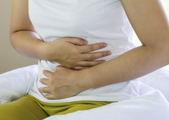 Naturopathe à Fouesnant expliquant l'impact des ballonnements sur la concentration au travail.
