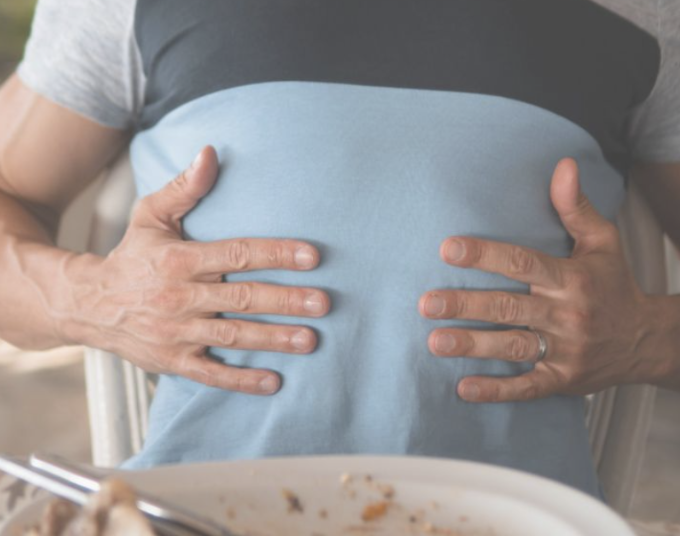 Naturopathe à Fouesnant donnant des conseils pour calmer le RGO, les reflux et les brûlures d'estomac sans grignoter.
