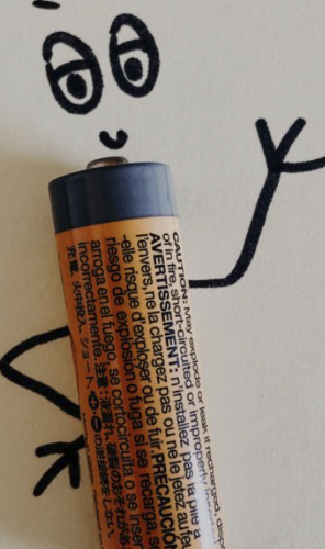 Une pile chargée au maximum, symbole de la vitalité et de l'énergie retrouvée grâce à la naturopathie.