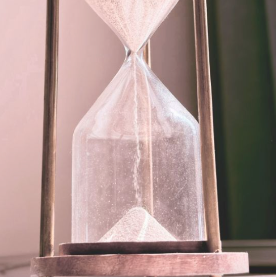 Un sablier qui s'écoule pour symboliser le temps nécessaire à un bon transit et au profil de la selle idéale
