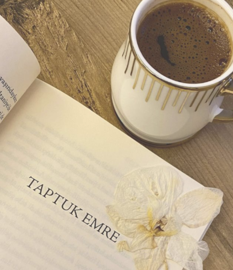 Un livre ouvert à côté d'une tasse de café pour un moment de détente, symbolisant les pauses digestives pour éviter le ventre gonflé et les ballonnements.