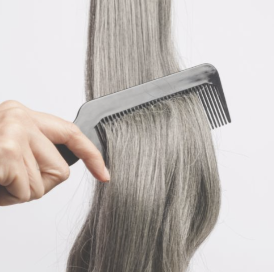 perte de cheveux sur un peigne pour illustrer le manque de protéines et la fatigue