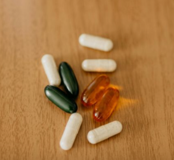 gélules de compléments alimentaires pour illustrer l'approche d'un naturopathe pour troubles digestifs