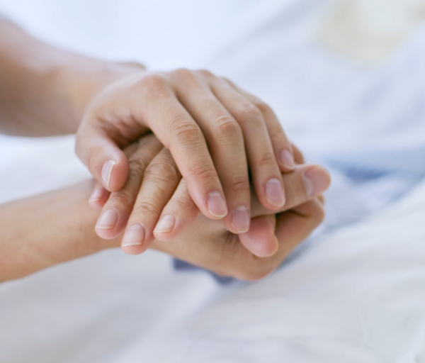 une main soutient une autre pour savoir combien de temps pour ne plus avoir le ventre gonfle